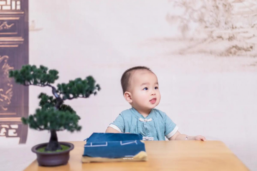 泗阳怀孕肚子中间凹两边凸